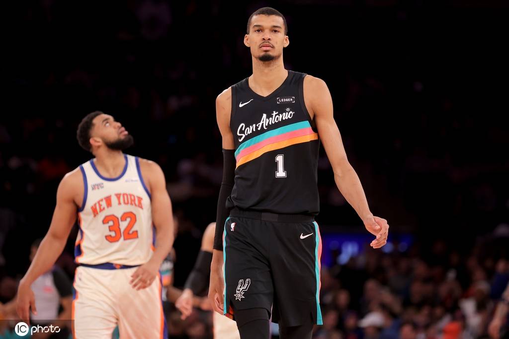 布伦森24分文班亚马25+13 尼克斯大胜马刺